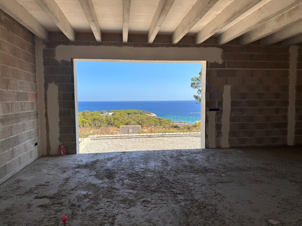 Through Fincas Mantolan, they found a privileged plot in Santo Tomás, offering spectacular views of the southern coast and the Menorcan countryside